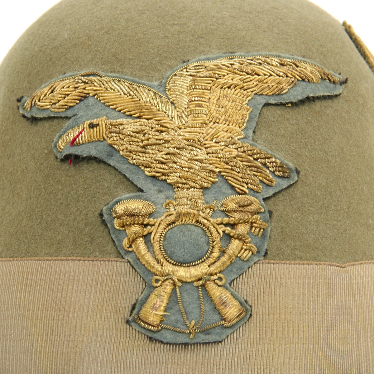 File:Cappello Alpino Royal Italian Army Alpine div mountain troops uniform  hat Le Penne Nere Black Feathers Insignia embroidered Eagle clutching a  bugle black velvet centre Company officer Sottotenente 2 lieutenant Lofoten  Krigsminnemuseum